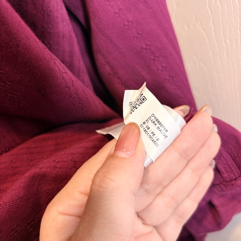 OLD NAVY Textured Dobby Top in Dark Mauve - Picture 5 of 9